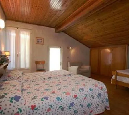 Hotel Petit Meuble 2*
